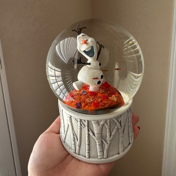 Hallmark Disney Frozen 2 Olaf Batter-Operated Snow Globe - Picture 4 of 4